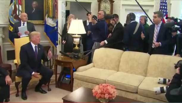 Ông Trump chỉ tay, đuổi phóng viên CNN khỏi phòng họp báo