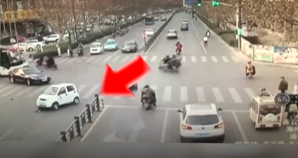 Cô gái bị ô tô đâm liên tiếp 2 lần