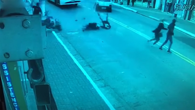 Cướp đâm xe tan nát vẫn cố vùng dậy chạy thoát thân