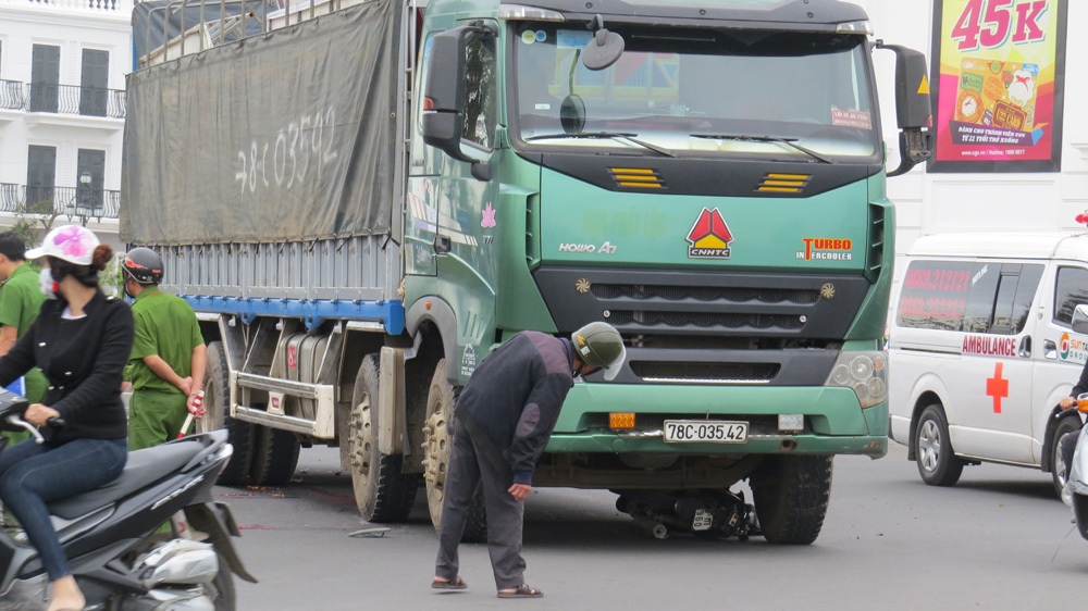 Đi bệnh viện về, hai vợ chồng bị tông chết thảm