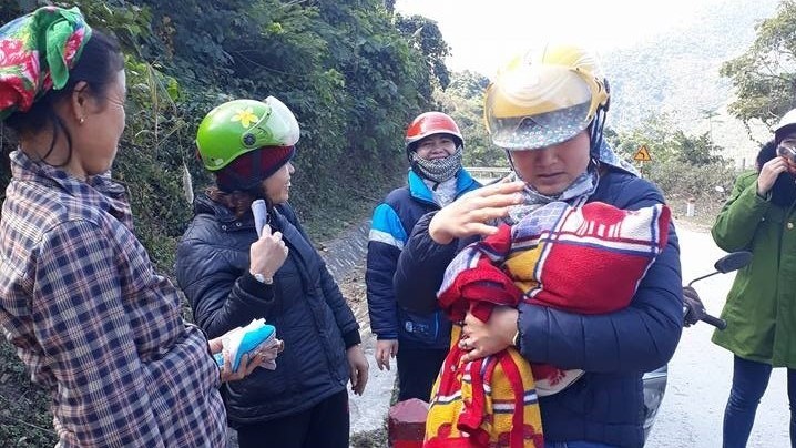 Cô giáo tiểu học đỡ đẻ thành công sản phụ trở dạ trên đường