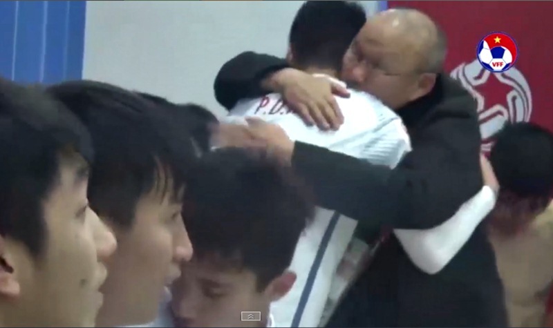 Xúc động cảnh HLV Park Hang Seo ôm từng học trò