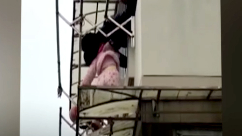 Bé gái 2 tuổi suýt rơi từ tầng 3 chung cư