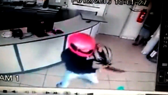 Tên cướp bị bắn rơi súng gục xuống sàn