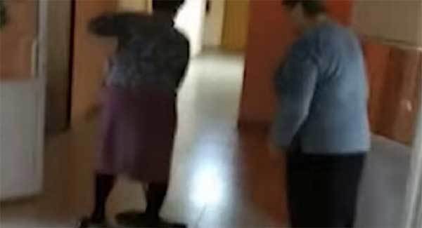 Bà lão Nga vừa lướt xe cân bằng vừa lau nhà