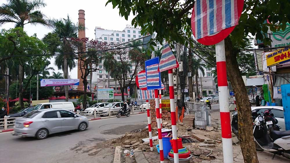 Hà Nội: Nhiều biển báo bỗng dưng bị 'băng bó'