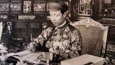 Vua nào bị người đời mỉa mai là “tổ sư của nghề nịnh nọt”?