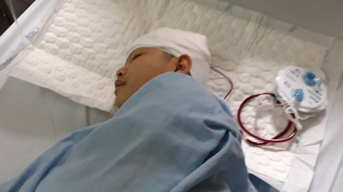 Thầy giáo thể dục tát má, học sinh bị tổn thương đầu