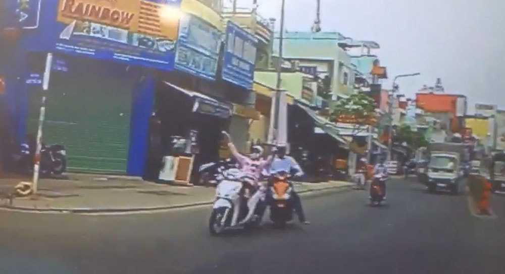 Bi hài nữ 'ninja' bị xe máy húc suýt ngã ngửa trên phố