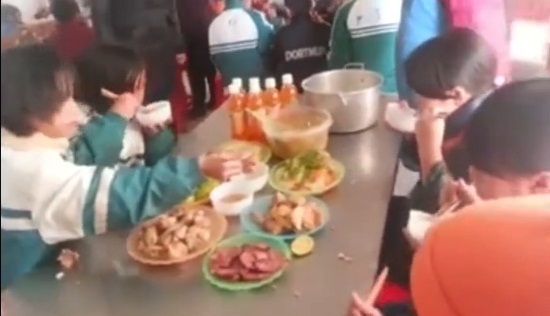 cô gái tặng dép