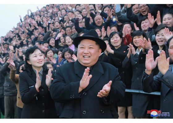 Thầy trò òa khóc khi thấy ông Kim Jong Un