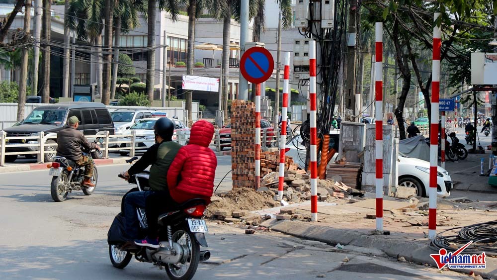 Biển báo trên phố Hà Nội bỗng 'bốc hơi', trơ cọc