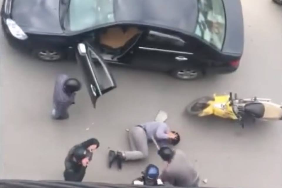 clip danh thanh nien giữa đường