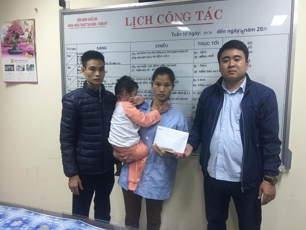 Trao hơn 41 triệu đồng đến bé Phạm Tuấn Đức bị bỏng cồn