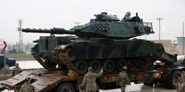 Thổ Nhĩ Kỳ 'nổi đóa' với Mỹ, điều xe tăng sát Syria