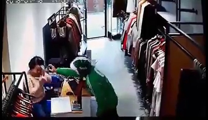Toàn cảnh vụ cướp táo tợn bằng xịt gây mê tại shop thời trang