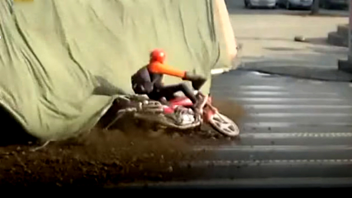 Xe tải lật, tài xế xe máy suýt bị chôn vùi giữa đường