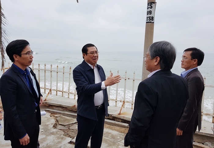 Chủ tịch Đà Nẵng bất ngờ thị sát kè biển sạt lở giữa trưa