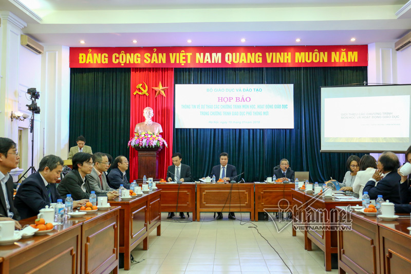 Có thể ban hành chương trình môn học vào tháng 4