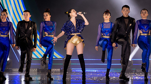 Bị chê hát live kém, Chi Pu vẫn nhận giải Nghệ sĩ đột phá