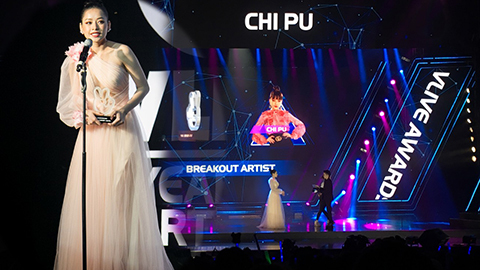 Bị khán giả la ó vì hát live kém, Chi Pu vẫn nhận giải Nghệ sĩ đột phá
