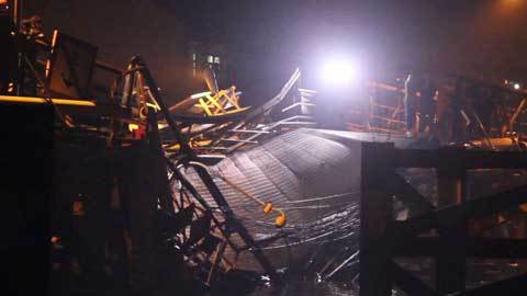 Hiện trường vụ sập cầu ở Sài Gòn, dân bị rơi xuống sông