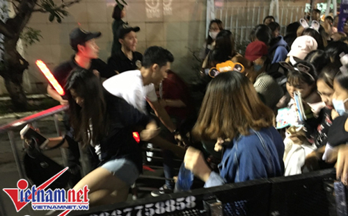 Fan chen lấn, té ngã, ngất xỉu vì gặp nhóm nhạc Hàn