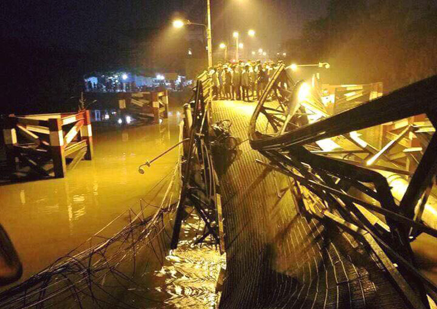 Sập cầu ở Sài Gòn, người nhái lặn tìm tài xế bị nạn