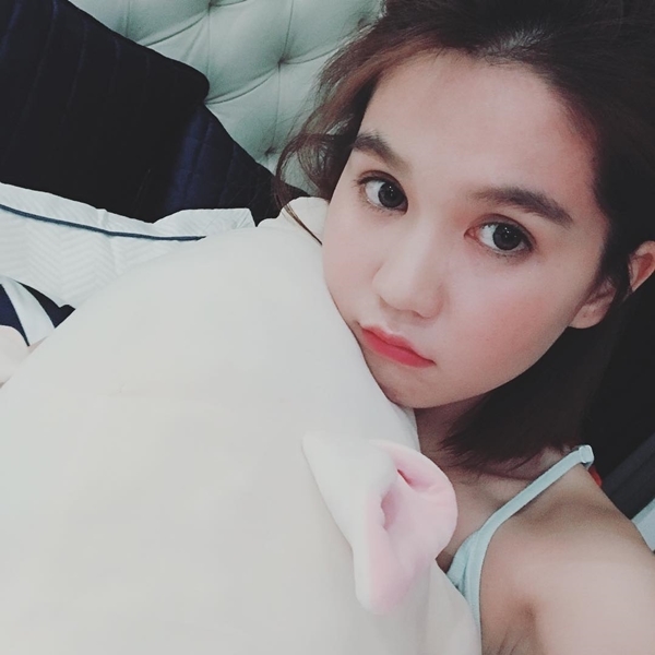 Ngọc Trinh đăng trạng thái bức xúc khiến dân mạng tò mò