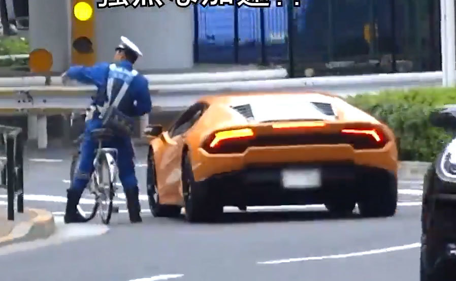 Cảnh sát Nhật dùng xe đạp đuổi bắt, phạt siêu xe 20 tỷ