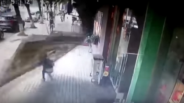 Thiếu nữ bị biển quảng cáo 'khủng' rơi trúng đầu