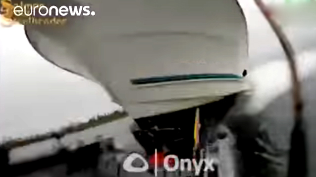 10 clip 'nóng': Thảm hoạ trước mặt, 3 ngư dân lập tức lao xuống sông