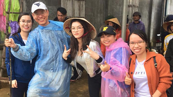 'Đại gia' Lỹ Nhã Kỳ lấm lem bùn vẫn tươi cười