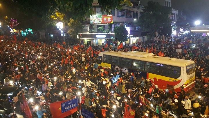 Reo hò nghẹt thở khắp cả nước mừng chiến thắng U23 VN