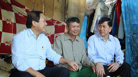 Bộ trưởng Trương Minh Tuấn trao quà giúp người dân khó khăn do mưa lũ ở Sơn La