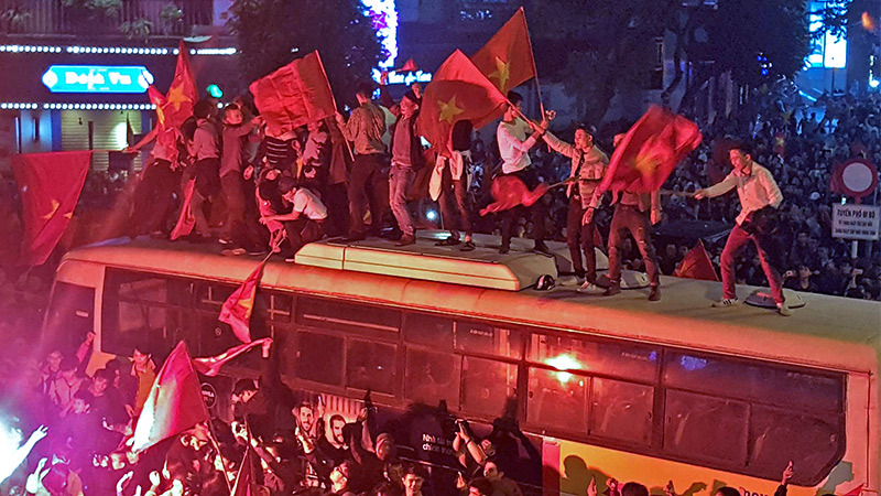 Nhảy rung nóc xe buýt mừng chiến thắng U23 Việt Nam