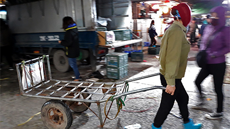 'Về quê thăm chồng, nữ phu xe gặp cảnh uất nghẹn'