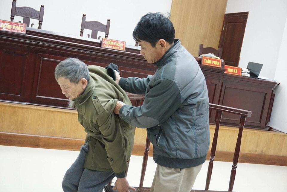 Người thân dìu bị cáo 80 tuổi hầu tòa tội hiếp dâm