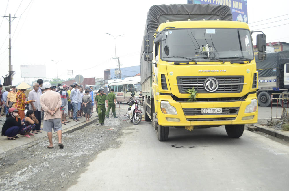 Con trai đau đớn nhìn mẹ bị ô tô tải cán chết