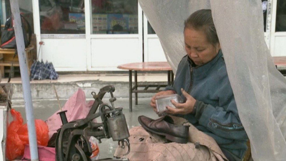 Ngồi bên vỉa hè suốt 22 năm để chờ con mất tích