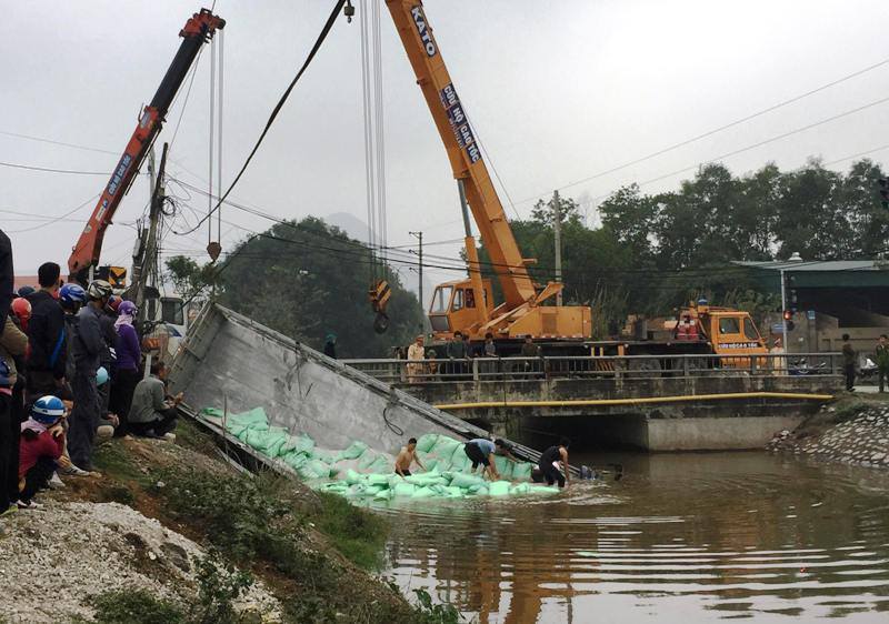 Xe tải cắm đầu xuống mương, tài xế tử vong trong cabin