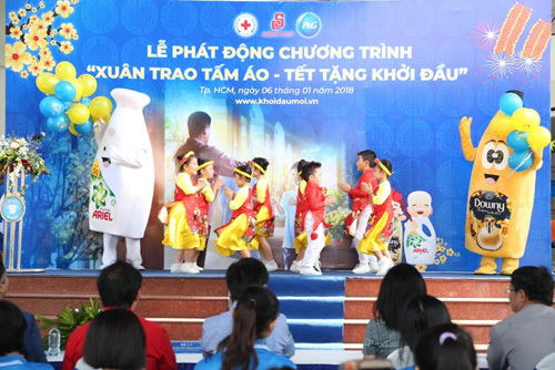 Sao Việt tham gia ‘Tết tặng khởi đầu’ cho người nghèo