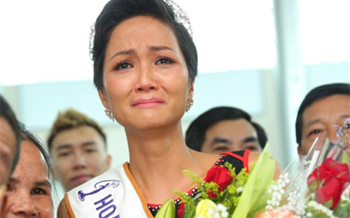 Hoa hậu H’hen Niê khóc như mưa ngày trở về