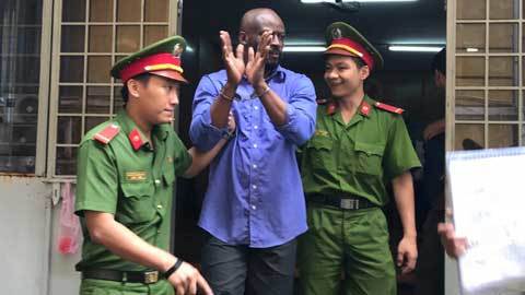 Người đàn ông Châu Phi quỳ sụp xin giảm nhẹ hình phạt