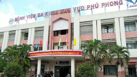 Tuyển nhiều người nhà: Con giám đốc bị cắt hợp đồng