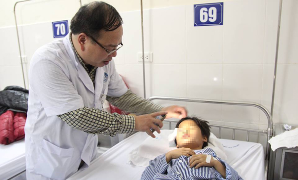 Bé trai bị dao đâm trúng mắt, tách làm đôi