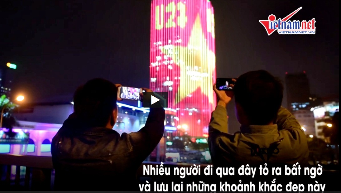 Tòa cao ốc phủ đèn cờ Việt Nam cổ vũ U23