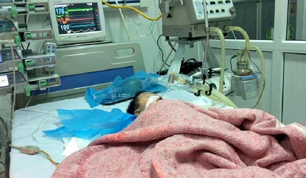 Bé gái Hà Nội bị tiêm nhầm thuốc có dấu hiệu chết não