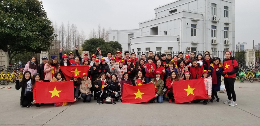 CĐV đổ bộ Thường Châu tiếp lửa thầy trò HLV Park Hang Seo