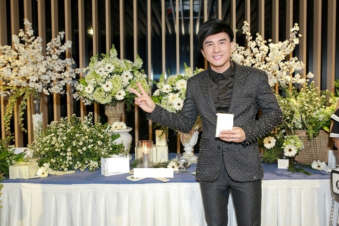 Đan Trường hát 'chim trắng mồ côi' cùng 6 fan nữ
